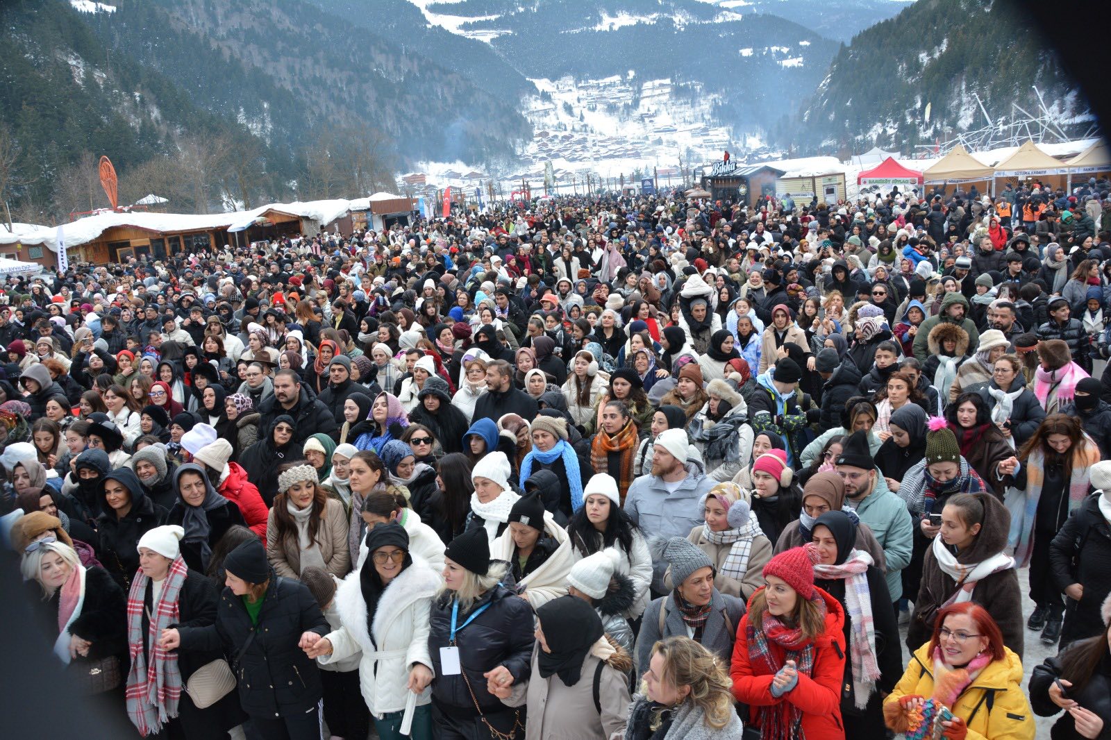Birinci Uzungöl Kış Festivalinde 6161 Kişi Aynı Anda Horon Oynadı