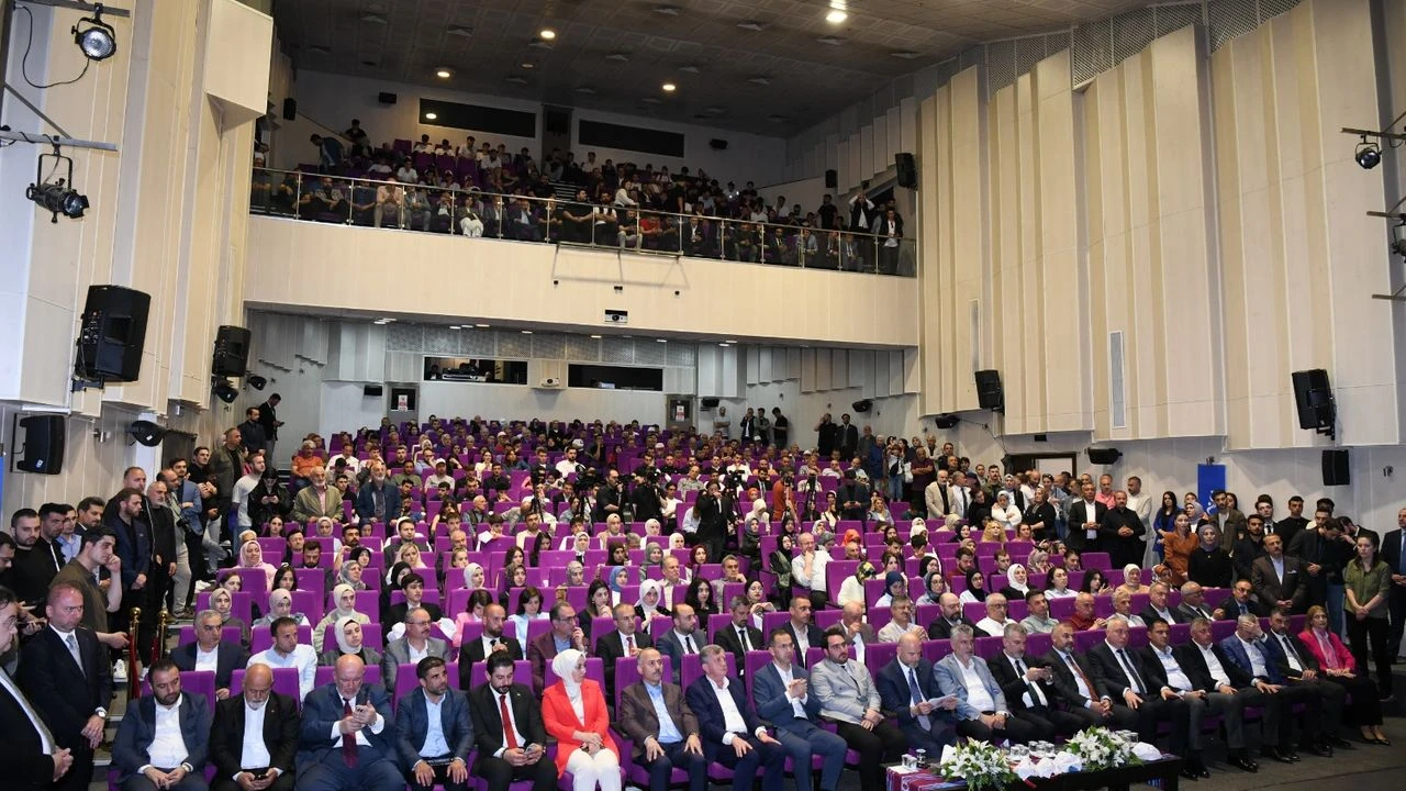 Süleyman Soylu Trabzon'da gençlerle buluştu
