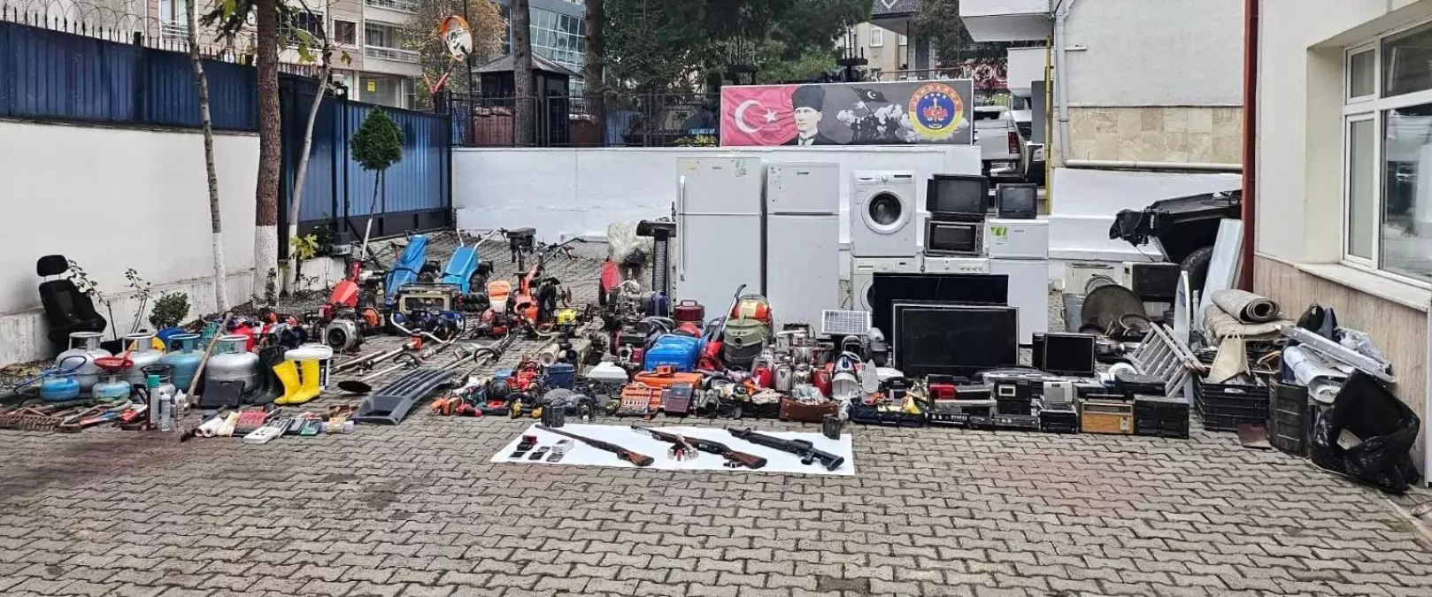 Maçka’da Büyük Hırsızlık Operasyonu: 3 Şüpheli Gözaltında, 100’den Fazla Çalıntı Eşya Ele Geçirildi